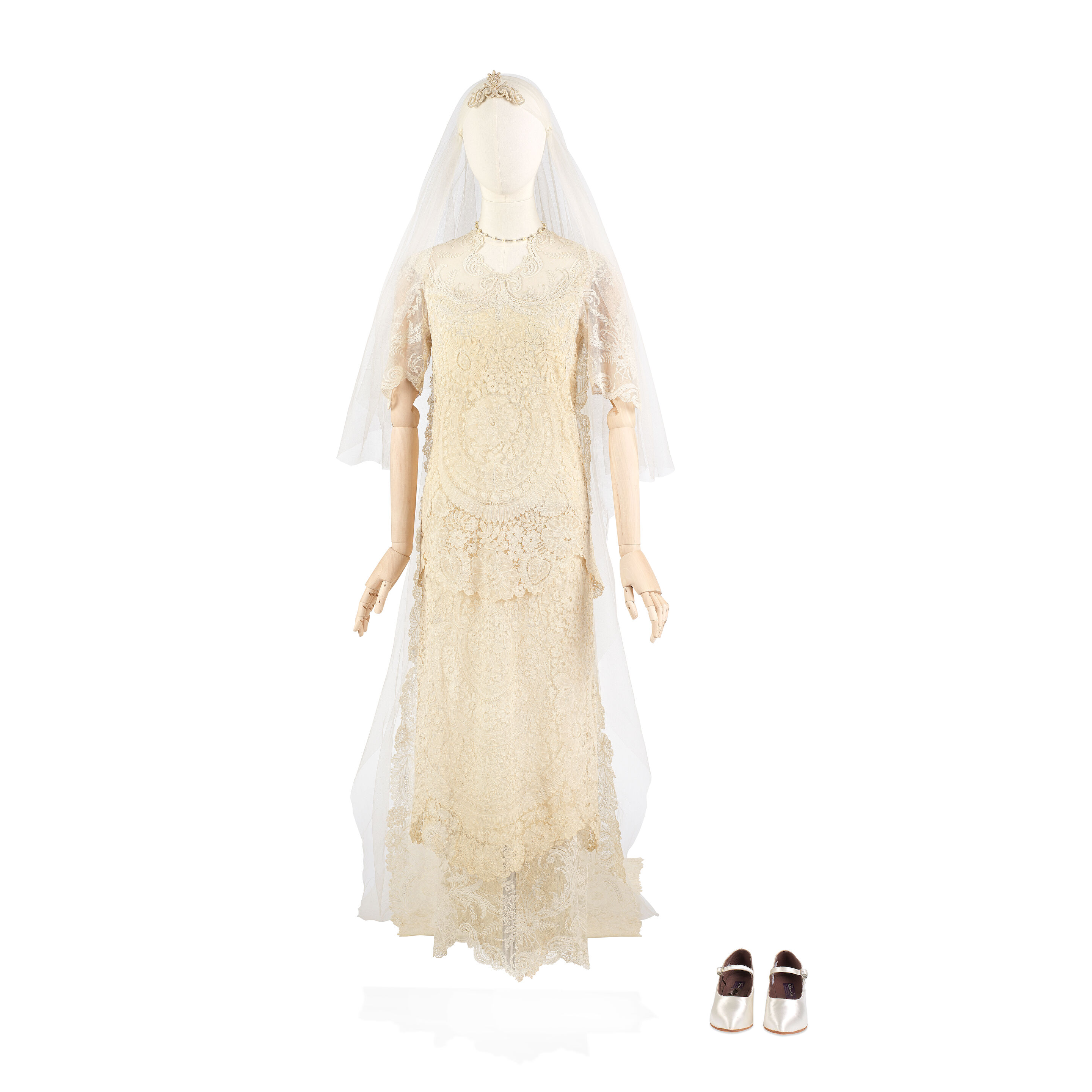 Bonhams : Michelle Dockery (as Lady Mary): Wedding dress and accessories, worn for the marriage of Lady Mary Crawley to Matthew Crawley Season 3, Episode 1 4