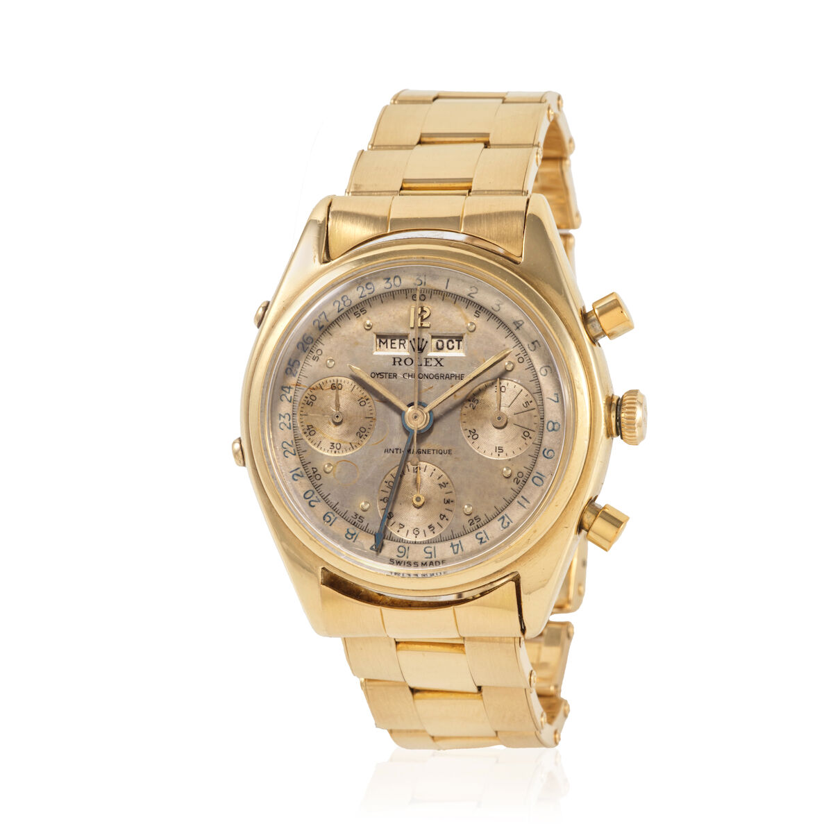 Yellow-gold 4767 of circa 1947 on a gold bracelet with the rare three-tone silvered dial, day and month windows and central date hand. · Photo: Bonhams · © Bonhams, used with permission · Source: https://www.bonhams.com/auction/30779/lot/74/