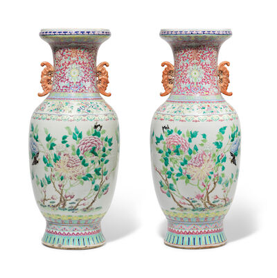 Paire de grands vases en porcelaine de la famille rose, fin de la Dynastie Qing (1644-1911)A pair of large famille-rose vases, late Qing Dynasty (1644-1911) (2)
