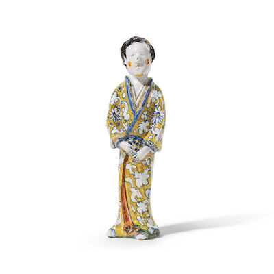 Rare figure en faïence de Delft représentant une femme japonaise, vers 1680 A rare Dutch Delftware figure of a Japanese lady, circa 1680