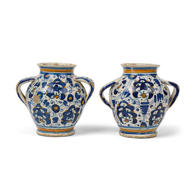 Paire de jarres d'apothicaire à deux anses en maiolique de Montelupo, fin XVIe siècleA pair of Montelupo maiolica two-handled drug jars, late 16th century