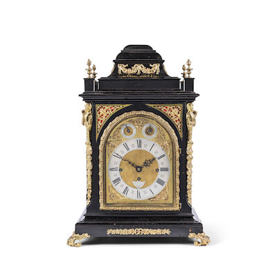 Pendule de table anglaise à carillon quart-heure en bois teinté noirci et métal doré, fin XIXe siècleA late 19th century English gilt-metal mounted ebonised quarter chiming table clock Robert Rolfe, 5, Gloucester Street, Clerkenwell, London