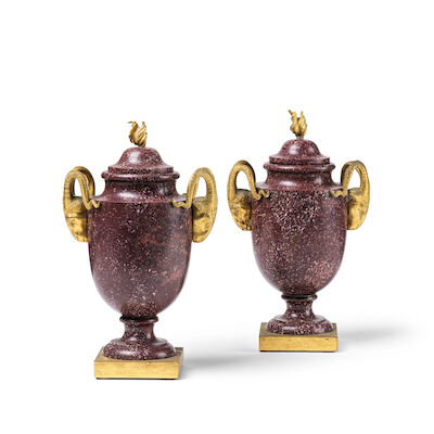 Paire de cassolettes en porphyre et monture en bronze doré de style Louis XVI de la première partie du XIXe siècleA pair of Louis XVI style gilt bronze mounted porphyry cassolettes, first half 19th century