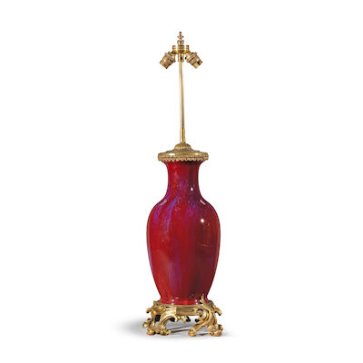 Vase balustre en porcelaine de Chine sang de boeuf et monture en bronze doré de style Louis XVA ormolu-mounted Chinese sang de boeuf porcelain baluster vase in Louis XV style