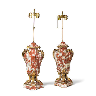 Paire de vases en marbre rouge veiné de style Louis XV et monture en bronze doréA pair of veined red marble Louis XV style ormolu vases