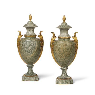Paire de vases de style Louis XVI en marbre Campan Grand mélange et monture en bronze doré par Susse Frères, de la deuxième partie du XIXe siècleA pair of Louis XVI style ormolu-mounted Campan Grand mélange vases by Susse Frères, second half 19th century