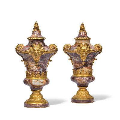 Paire de vases en marbre brèche rose et monture en bronzé doré par Susse Frères, style Louis XIV de la seconde partie du XIXe siècleA pair of French gilt bronze mounted breccia rossa vases by Susse Frères in Louis XIV style, second half 19th century