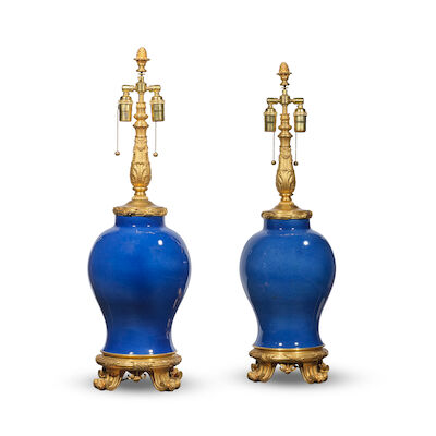 Paire de vases balustres en porcelaine de Chine bleu et monture en bronze doré de style Louis XVI, XXe siècleA Louis XVI style ormulu-mounted pair of Chinese blue porcelain baluster vases, 20th century