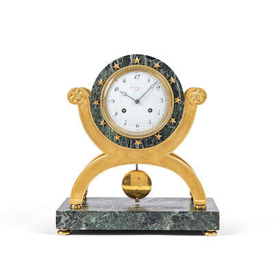 Pendule 'tabouret curule' en bronze doré et marbre vert, XIXe siècleA 19th century Empire ormolu and verde marble 'Savonarola chair' shaped clock Hefsen