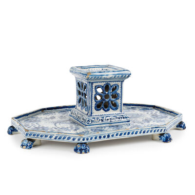 Salière et son plateau en faïence de Savone, première moitié XVIIe siècle A Savona maiolica salt on a fixed stand, first half 17th century