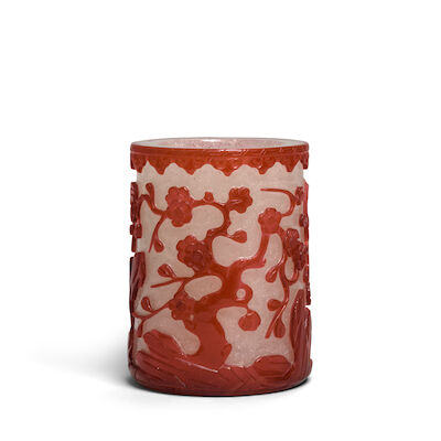 A RED OVERLAY BEIJING GLASS 'SNOWFLAKE' BRUSHPOT, BITONG Qianlong/Jiaqing