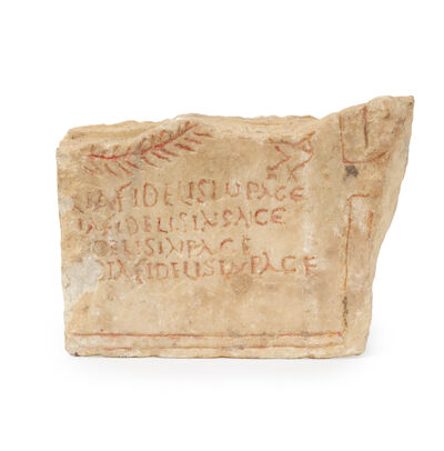 Fragment de plaque funéraire crétien en marbre, Rome, circa IVe siècle ap. J.C. A Christian Roman marble funerary plaque fragment, circa 4th Century A.D.