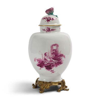 Vase couvert en porcelaine de Meissen, vers 1770, le socle postérieur en métal doré A Meissen puce-camaïeu vase and cover, circa 1770, the ormulu base later