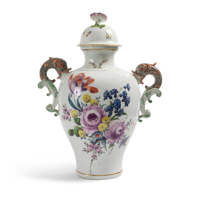 Grand vase couvert en porcelaine de Meissen, vers 1760 A large Meissen vase and cover, circa 1760