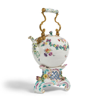 Grande théière et son socle en porcelaine de Meissen, vers 1760 A large Meissen kettle and stand, circa 1760