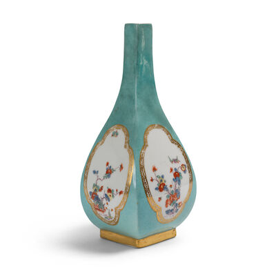Bouteille à saké en porcelaine à fond céladon de Meissen, vers 1735 A Meissen celadon-ground sake bottle, circa 1735
