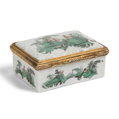 Tabatière montée en vermeil à décor watteauesque en camaïeu de vert, vers 1760 A Meissen gilt-metal-mounted snuffbox with green Watteau decoration, circa 1760