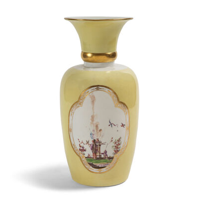 Vase à fond jaune en porcelaine de Meissen Augustus Rex, vers 1730A Meissen Augustus Rex yellow-ground vase, circa 1730