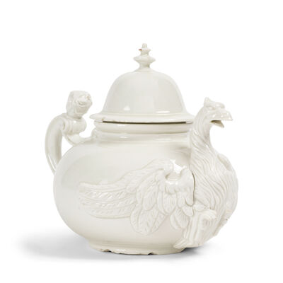 Excessivement rare théière couverte en porcelaine de Meissen, vers 1715-20 An extremely rare and early Meissen teapot and cover, circa 1715-20