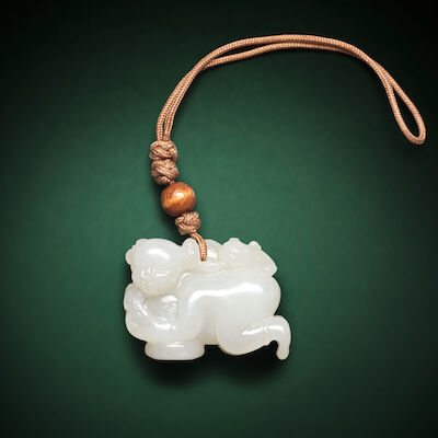 A WHITE JADE 'BOY AND CAT' PENDANT 18th/19th century