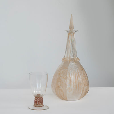 RENÉ LALIQUE (1860-1945) Un verre Frise personnages et une carafe Sirènes et grenouilles