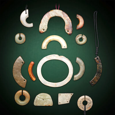 A GROUP OF FIFTEEN SLIT RINGS, DISCS, HUANG AND OTHER CARVINGS Neolithic period and later (15)