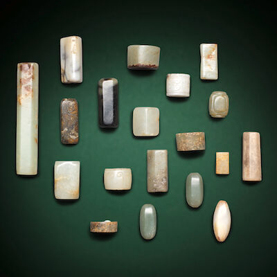 A GROUP OF VARIOUS JADE BEADS Neolithic Period and later (19)