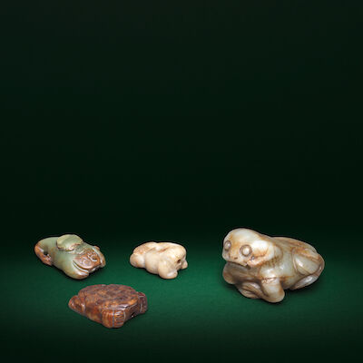 A GROUP OF FOUR JADE CARVINGS OF FROGS Qing Dynasty or later (4)