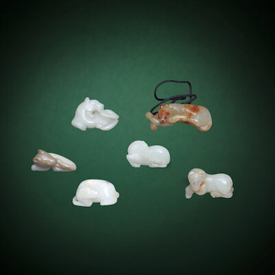 A JADE GROUP OF FOUR HORSES AND TWO BADGERS 17th to 19th century (6)