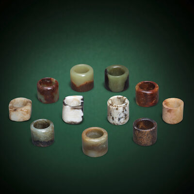 A GROUP OF ELEVEN THUMB RINGS Qing Dynasty (11)