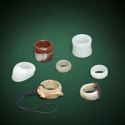 A GROUP OF SEVEN JADE RINGS Qing Dynasty (7)