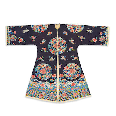A FUR-LINED MIDNIGHT-BLUE-GROUND SILK EMBROIDERED SURCOAT, JIFU GUA 19th century