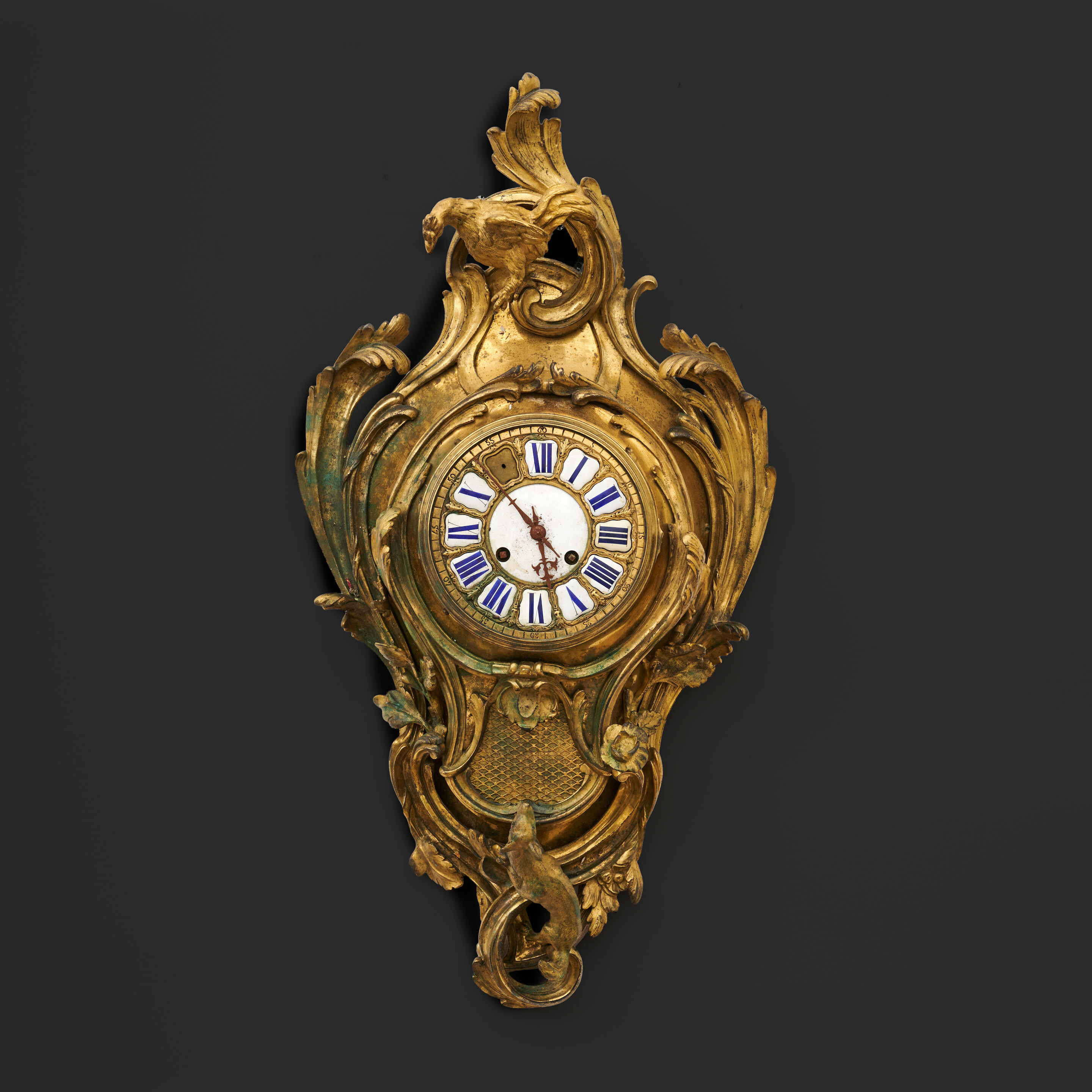 Important cartel d'applique "aux Fables de la Fontaine" en bronze doré et ciselé de style Louis XV An important Louis XV-style wall cartel clock in gilt-bronze depicting the Fables de La Fontaine