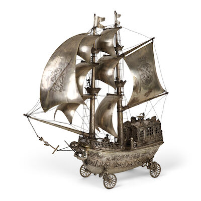 Bateau deux mats formant nef de table en argent 800°/°°, travail allemand, fin XIXe-début XXe siècleA late 19th-early 20th century German two-masted boat in 800°/°° silver