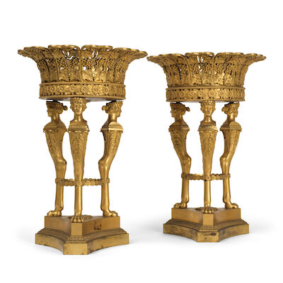 Paire de coupes en bronze doré et ciselé signées Thomire de la première partie du XIXe siècleA pair of gilt and chiselled bronze coupes, signed Thomire, first half of the 19th century
