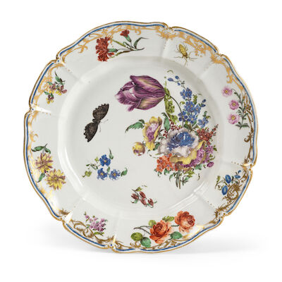 Assiette à soupe en porcelaine de Nymphenburg provenant du "Hofservice," vers 1760-65 A Nymphenburg soup plate from the "Hofservice", circa 1760-65