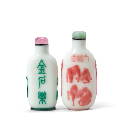 TWO OVERLAY GLASS SNUFF BOTTLES The green overlay bottle Songtai, Yangzhou School, Qing Dynasty, 1800-1850 (4)