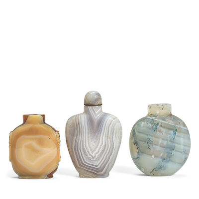 THREE AGATE SNUFF BOTTLES 19th century (4)