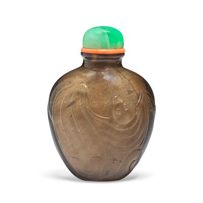 A SMOKY QUARTZ CRYSTAL 'BATS' SNUFF BOTTLE Qing Dynasty, 1760-1840 (2)