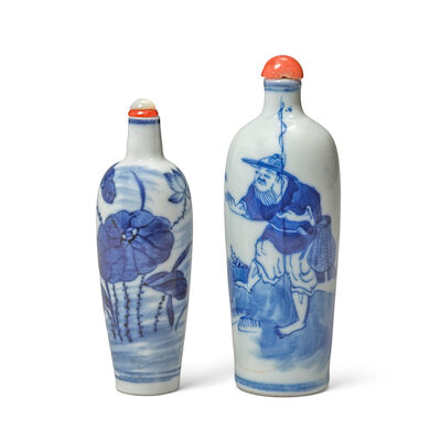 TWO BLUE AND WHITE SNUFF BOTTLES Qing Dynasty, 1800-1880 (4)