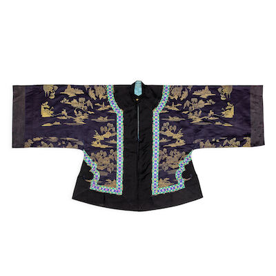 A PURPLE-GROUND GOLD-THREAD EMBROIDERED LADY'S INFORMAL OVERCOAT, WAITAO Late Qing Dynasty/Republic period