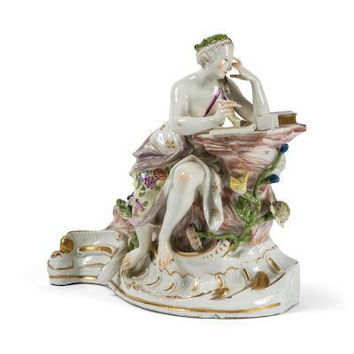 Rare figure de la muse Calliope du surtout de table du Mont Parnasse, vers 1762 A rare Meissen figure of the Muse Calliope from the Parnassus centrepiece, circa 1762
