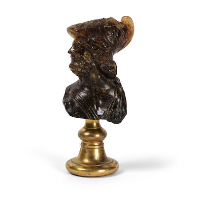 Buste en ambre sculpté représentant le buste de MénélasD'après l'Antique, Mer BaltiqueA carved amber bust of MenelausAfter the Antique, Baltic Sea