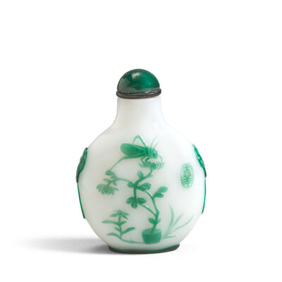 A GREEN OVERLAY GLASS SNUFF BOTTLE Li Junting School, attributed to Yangzhou, 1840-1890