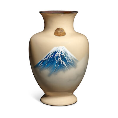 A LARGE WIRELESS CLOISONNÉ ENAMEL 'MOUNT FUJI' VASE Attributed to Ando Jubei (1876–1956), Meiji period (2)