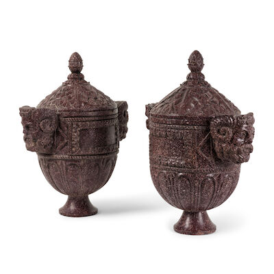 Paire d'urnes couvertes en porphyre du XIXe siècle A pair of lidded porphyry vases, 19th century