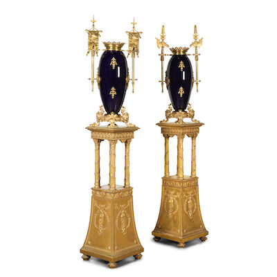 Paire de grands vases ornementaux en faïence fine à couverte bleu de la manufacture de Sarreguemine de la fin du XIXe siècleA paire of large ornamental blue vases in Sarreguemine faience, late 19th century