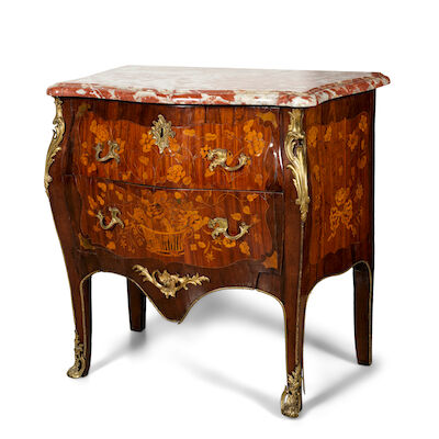 Petite commode de forme galbée en façade et sur les côtés en placage d'amaranthe, palissandre et bois de rose par Pierre-François Guignard, d'époque Louis XVA small Louis XV rounded commode in amaranth, rosewood and tulipwood veneer by Pierre-François Guignard