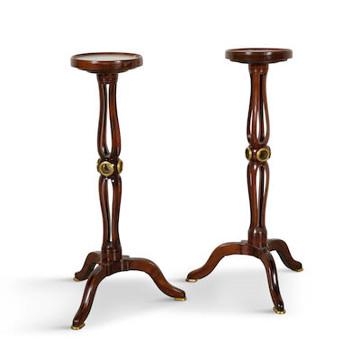 Paire de petites tables hautes en acajou par Canabas, de la seconde partie du XVIIIe siècleA paire of 18th century high small tables by Canabas in mahogany