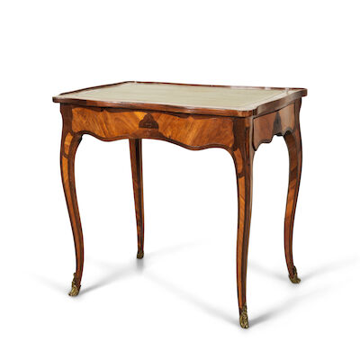 Petit bureau de dame en placage de bois de rose et d'amaranthe, d'époque Louis XVA small Louis XV bureau de dame in tulipwood and amaranth veneer